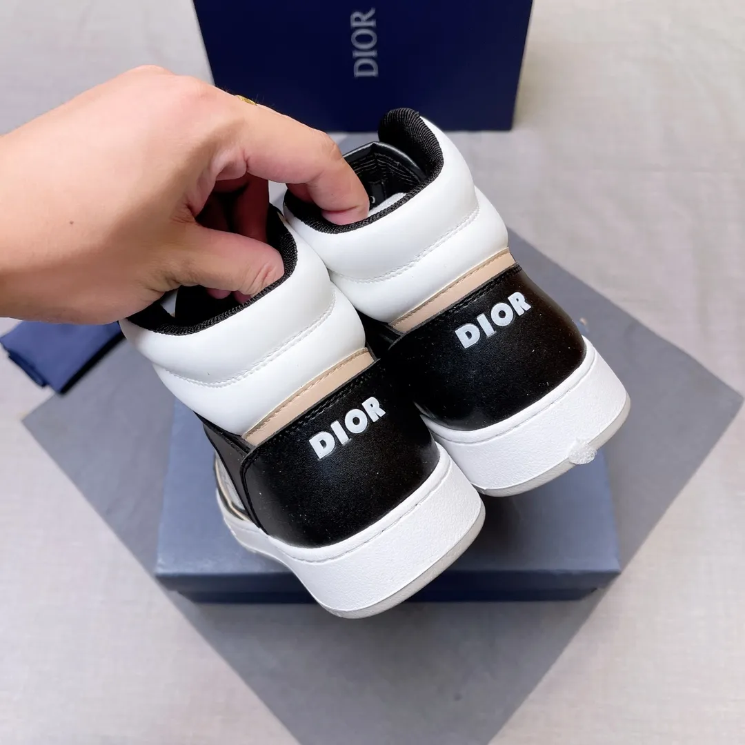 p440 "Dio*" mid-top B27 casual sneakers. This B27 high-top sneaker is a new product in the series and continues Di*r's classic style. Crafted from gray and white smooth calf leather with beige and black Oblique print panels on the sides. The "CD Icon" shaped shoelace eyelets are clever and delicate, and the two-color rubber sole, rear collar and heel are all equipped with the brand's iconic details to enhance the style. Oblique printed straps at the ankle allow for an adjustable fit to complement the overall design. Fashionable and versatile, it can complement any look. Create an exquisite design with unique dynamic vitality and modern atmosphere, presented in low-top and high-top styles. This new must-have shoe adds a new dimension to Dior's archive heritage, embodying modern elegance. Purchase the original version and make it 1:1. If you need top quality, please come to me! Male 38-44! No. 067